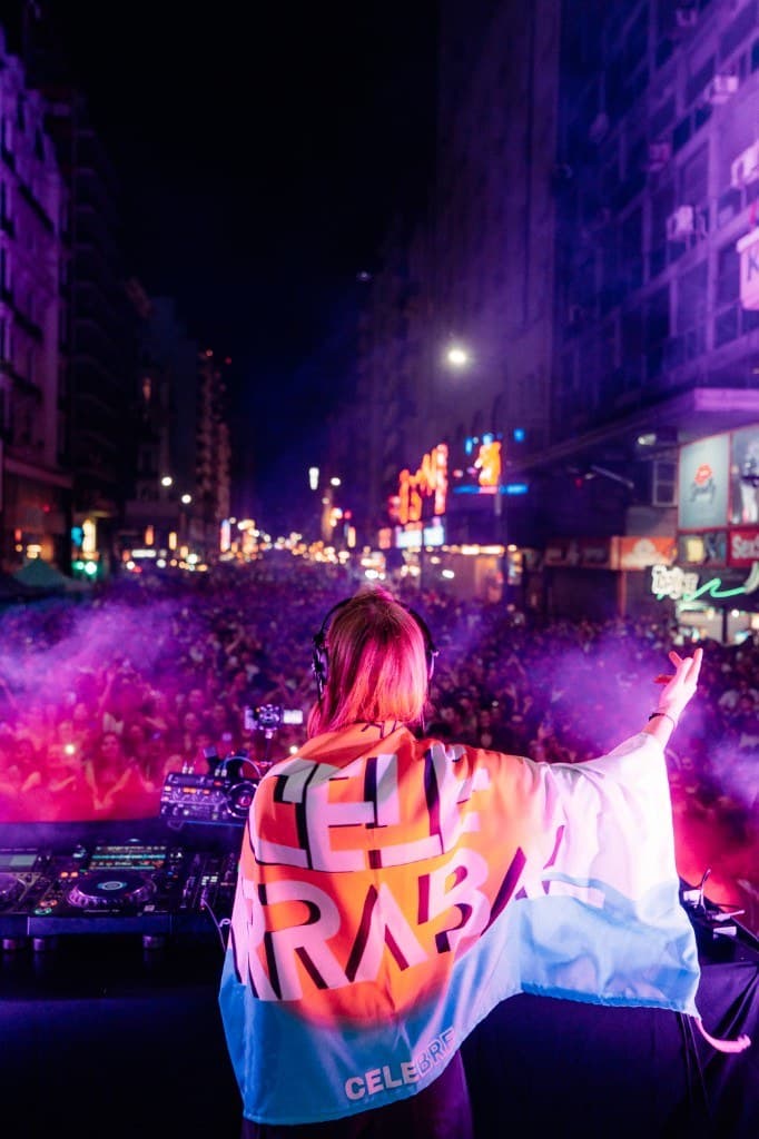 CELEBRE en el Obelisco — Cele Arrabal frente a la avenida